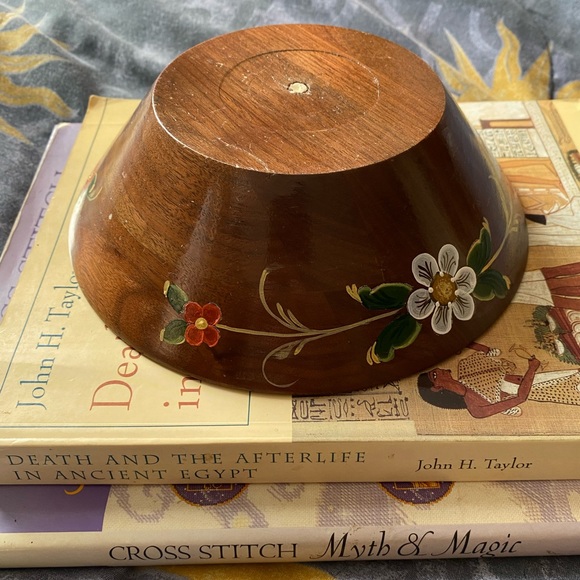 VTG Hand Painted Folk Art Wooden Bowl! Great Condition! Signed RNJH? 7” - Picture 8 of 9